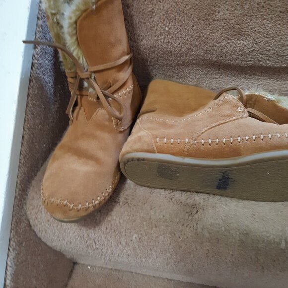Toms Suede Moccasin-style Ladies winter boots SIZE W8 - Picture 1 of 12